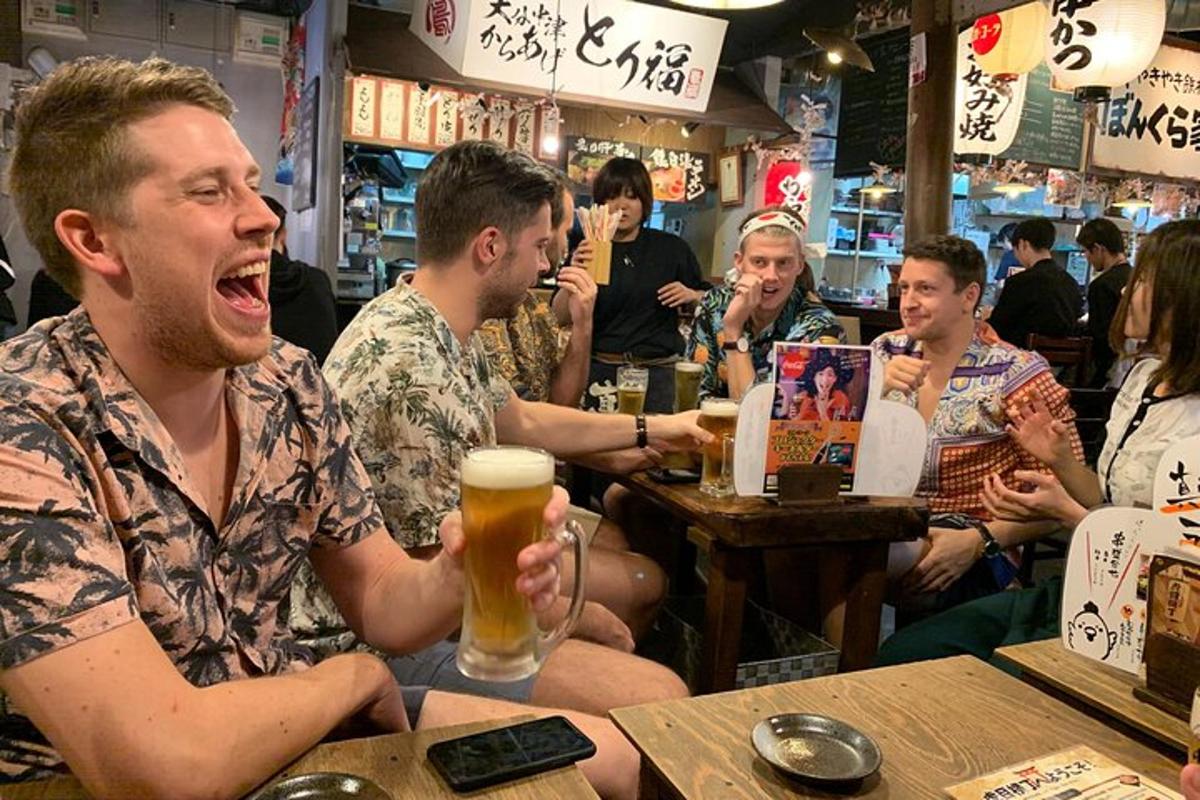 um grupo de homens sentados em um bar bebendo cerveja