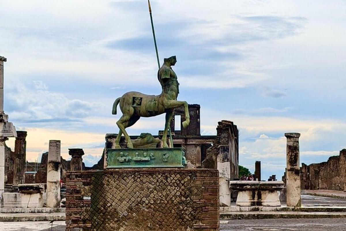una statua di una persona a cavallo