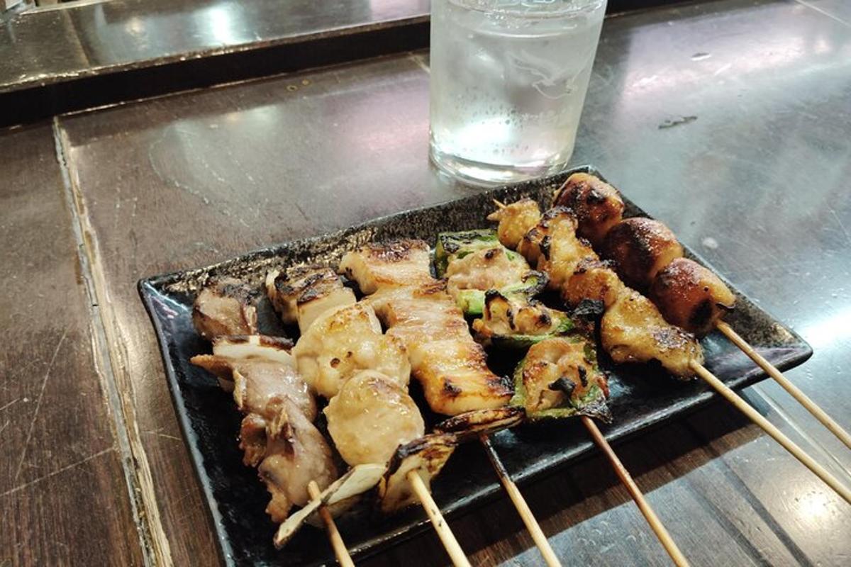 um prato de comida na grelha com pauzinhos