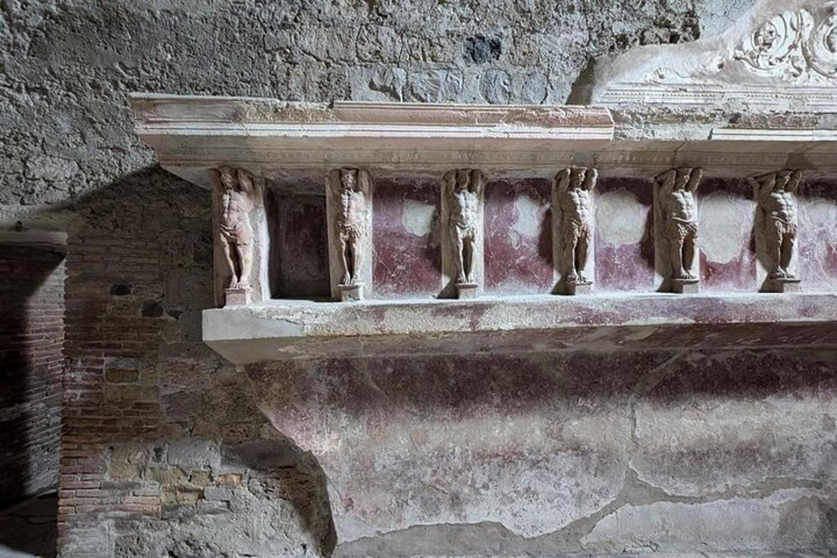una sporgenza di pietra sul lato di un edificio