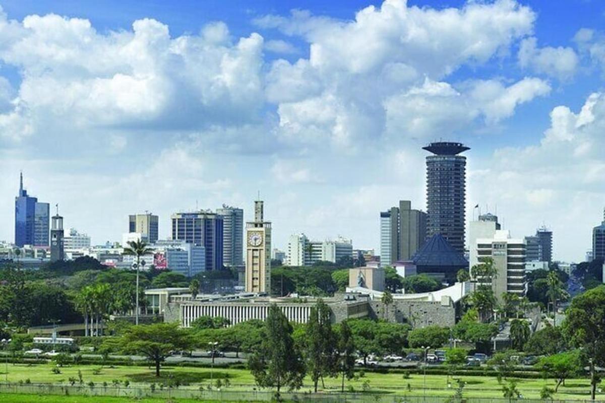 ทัศนียภาพเมืองพร้อมหอนาฬิกา