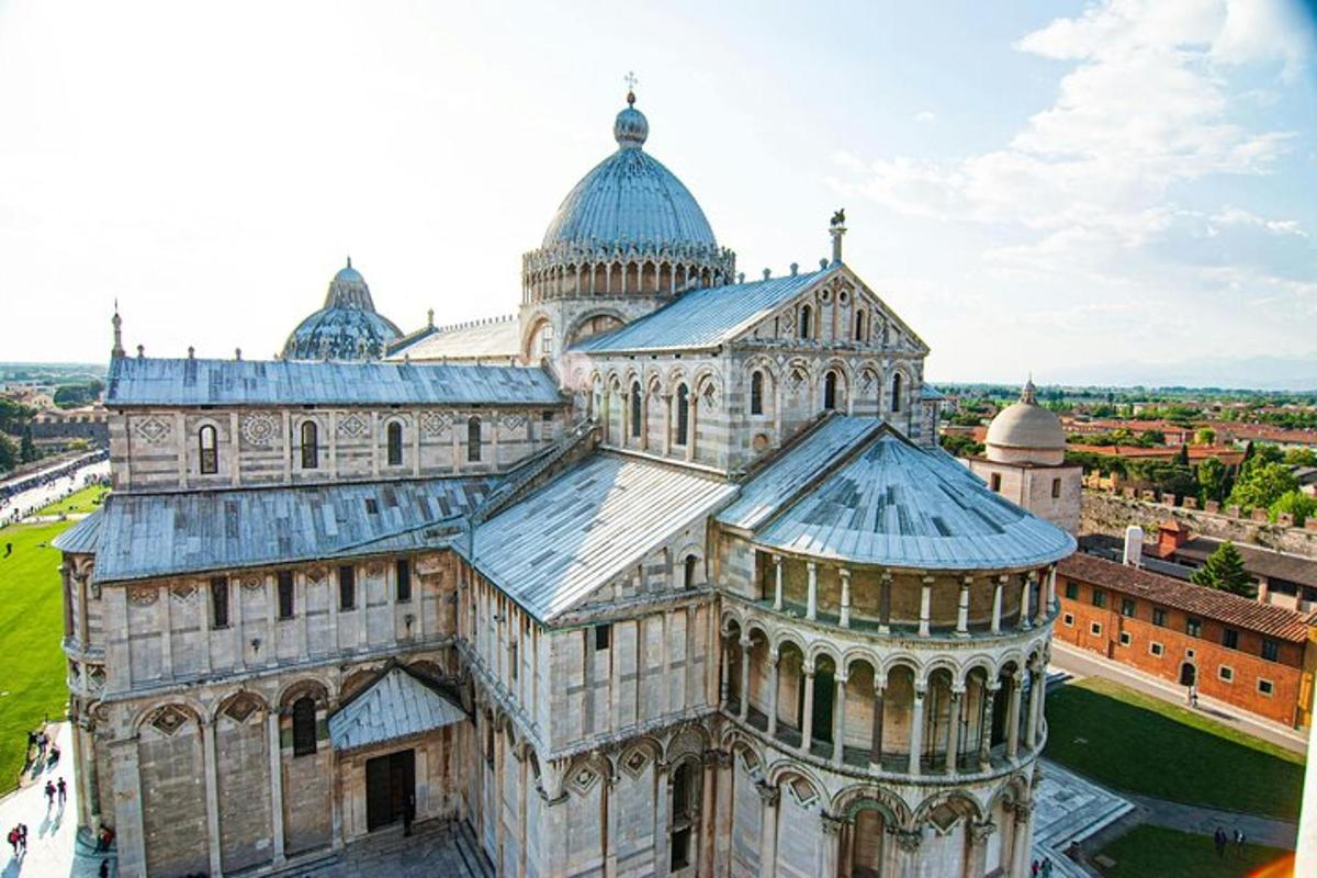 un'immagine di una cattedrale e di un edificio