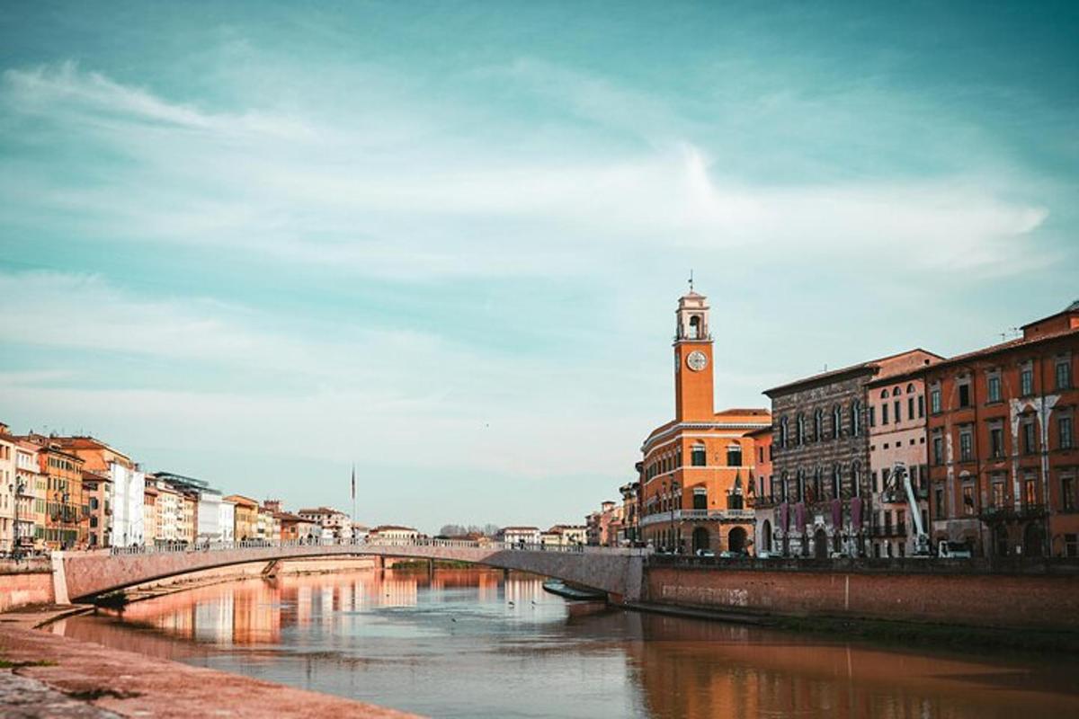 un ponte sopra un fiume con una torre dell'orologio