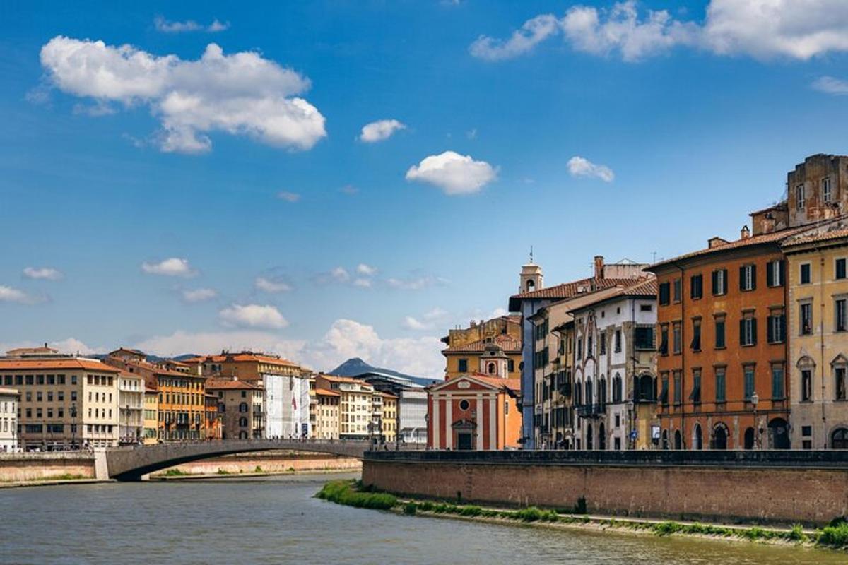 una vista di un fiume con edifici e un ponte