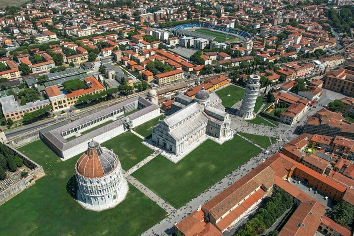 una vista aerea di un edificio e di una torre