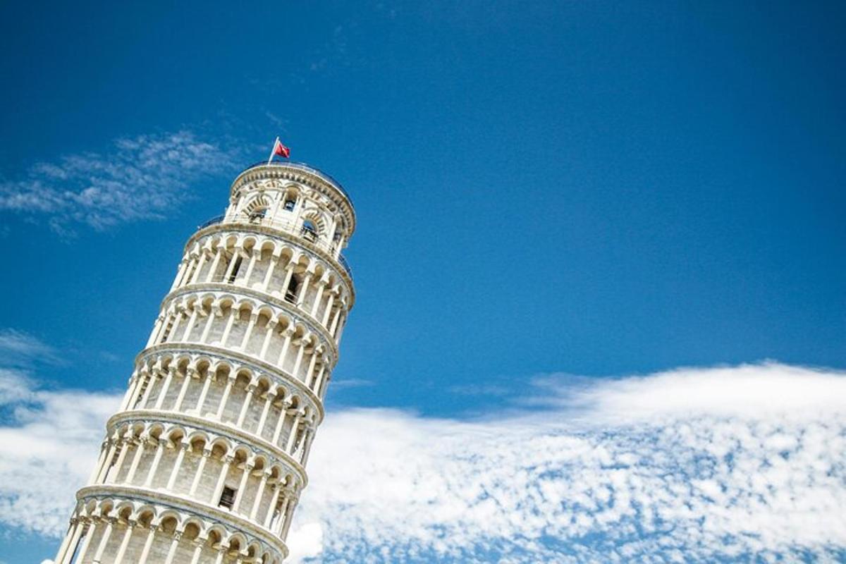 un'alta torre dell'orologio bianca con un cielo blu