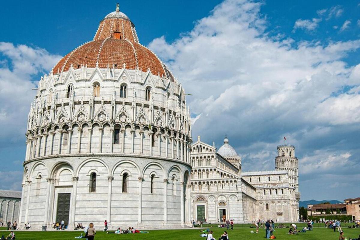 una foto della torre pendente di Pisa