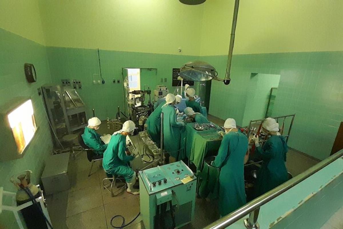 skupina chirurgů na operačním sále