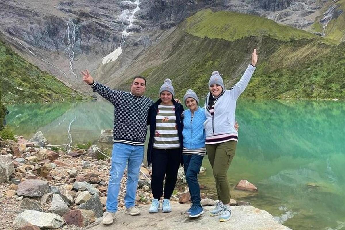 hópur fólks stendur fyrir framan vatn