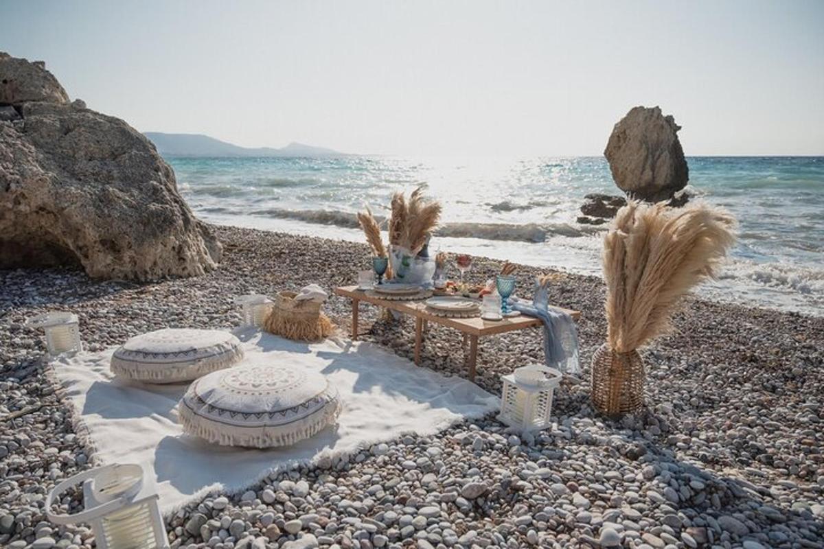 Ένα τραπέζι και καρέκλες σε μια παραλία κοντά στον ωκεανό