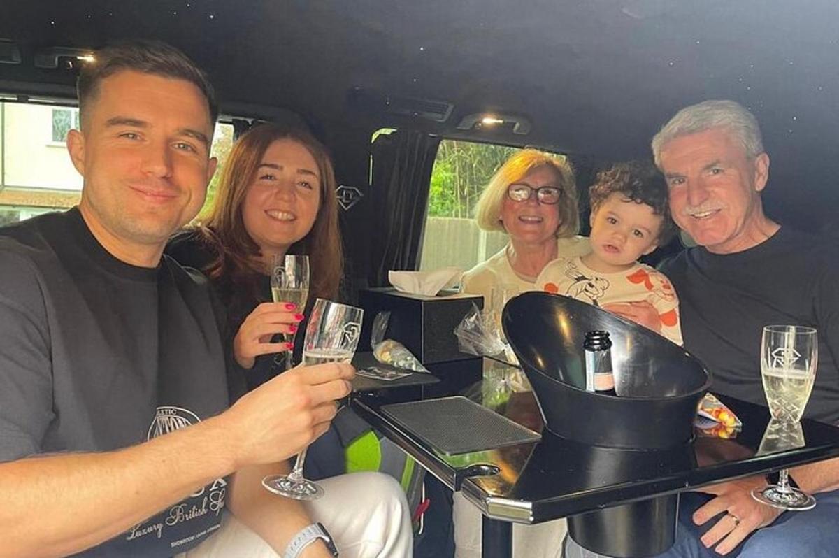 un grup de oameni care pozează pentru o fotografie într-o dubă