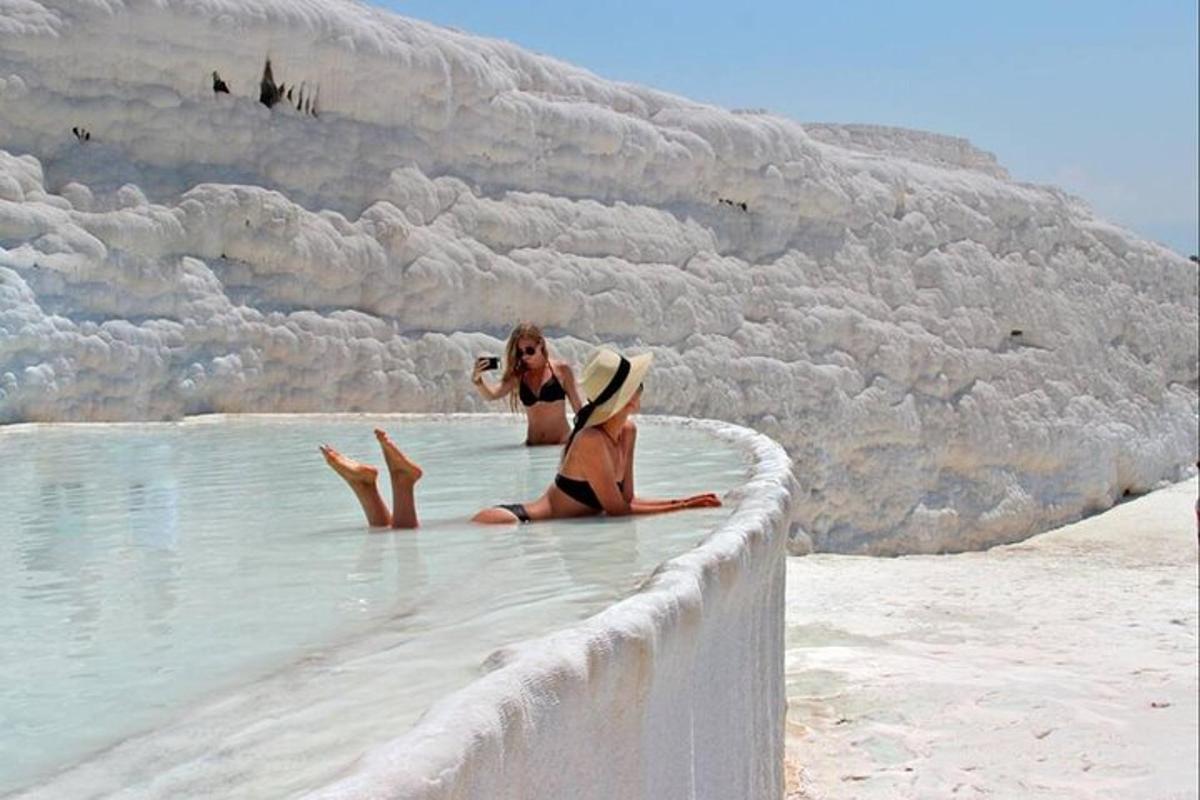 due donne sedute nell'acqua sulla spiaggia