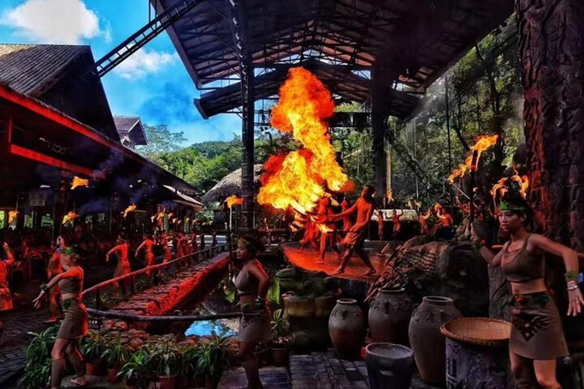 一群人在市场上拿着火