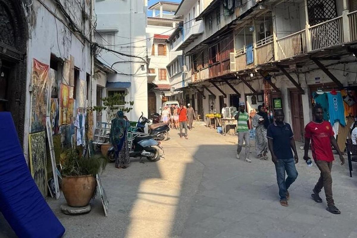 μια ομάδα ανθρώπων που περπατούν σε έναν δρόμο της πόλης