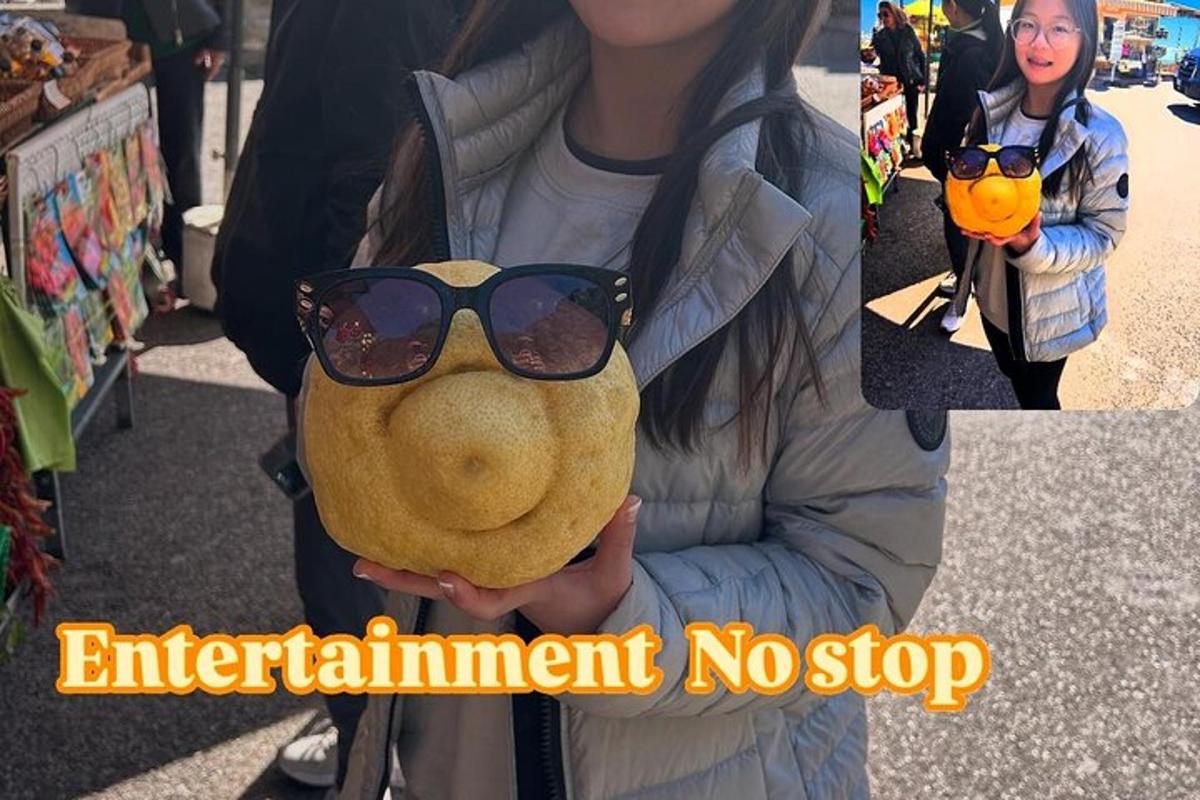 seorang wanita memegang boneka binatang dengan kacamata hitam di wajahnya
