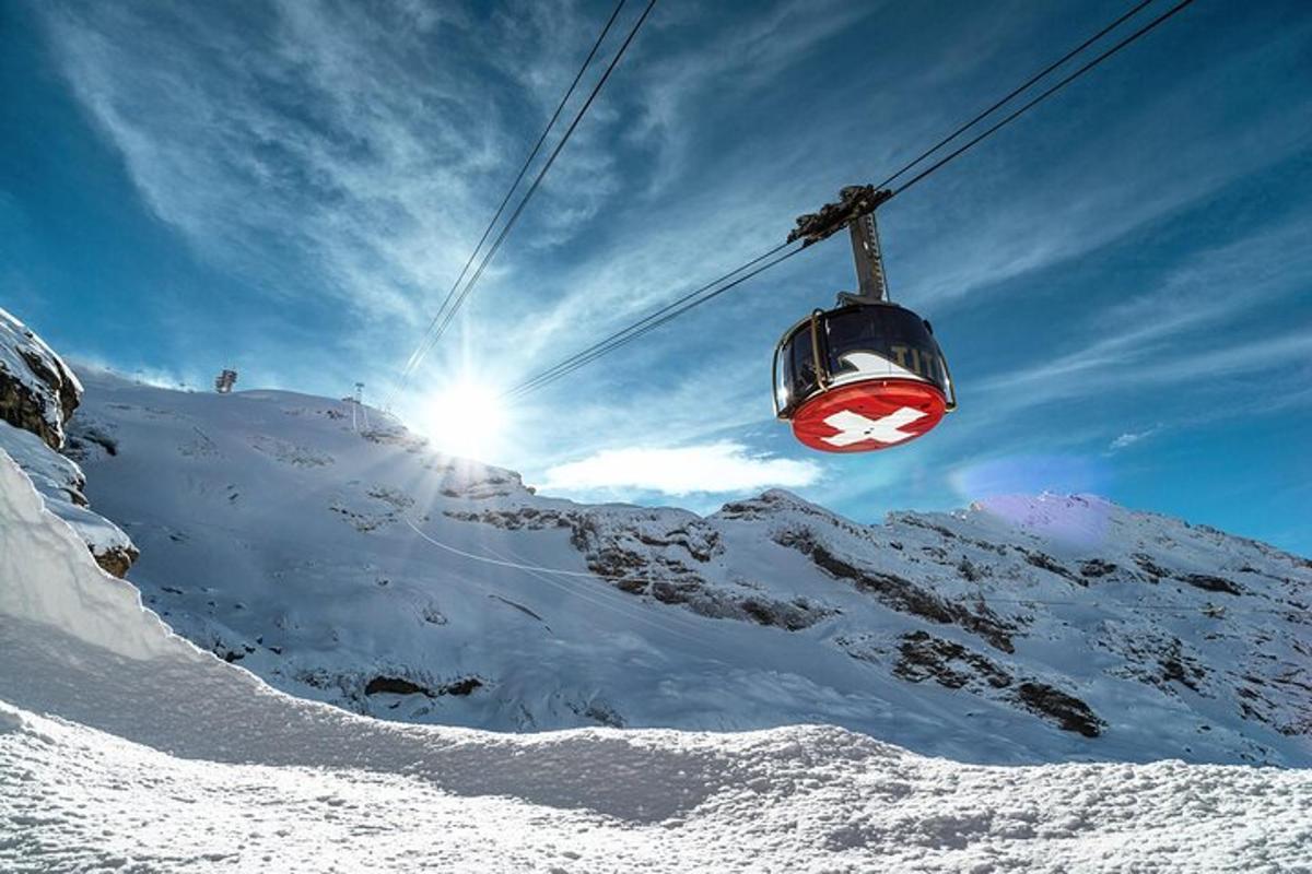 um teleférico subindo uma montanha coberta de neve