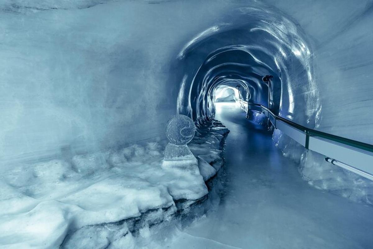 um túnel com neve e gelo no chão