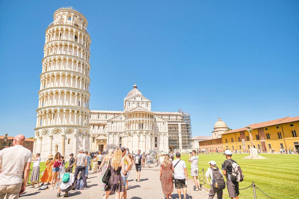 Pisa Kulesi'nin etrafında duran bir grup insan