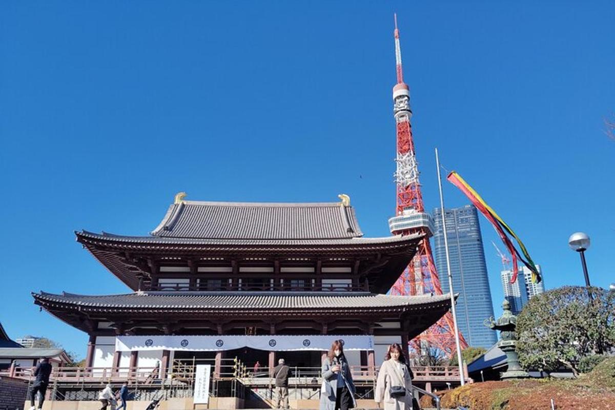 un grande edificio con una torre sullo sfondo
