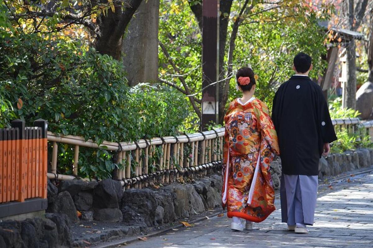 un uomo e una donna che camminano lungo una strada