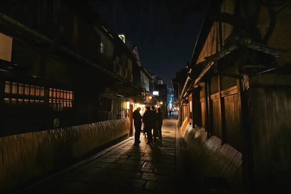 due persone che camminano lungo una strada di notte