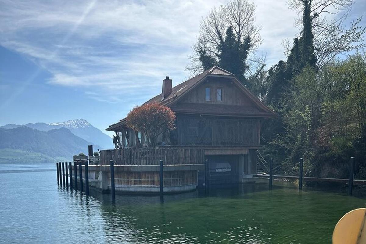 et hus som står på en brygge i vannet