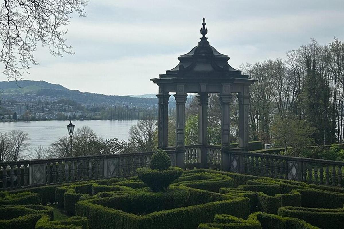 um mirante em um jardim com vista para um lago