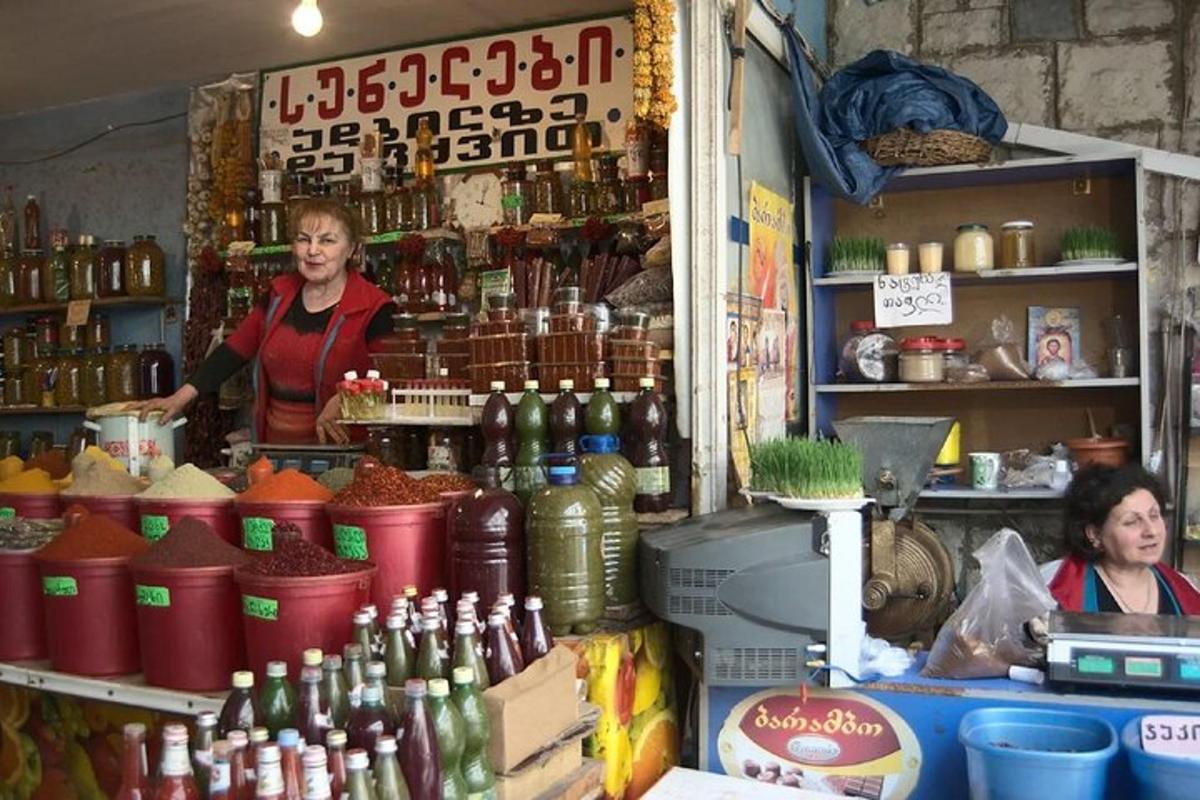 žena stoji iza pulta u trgovini