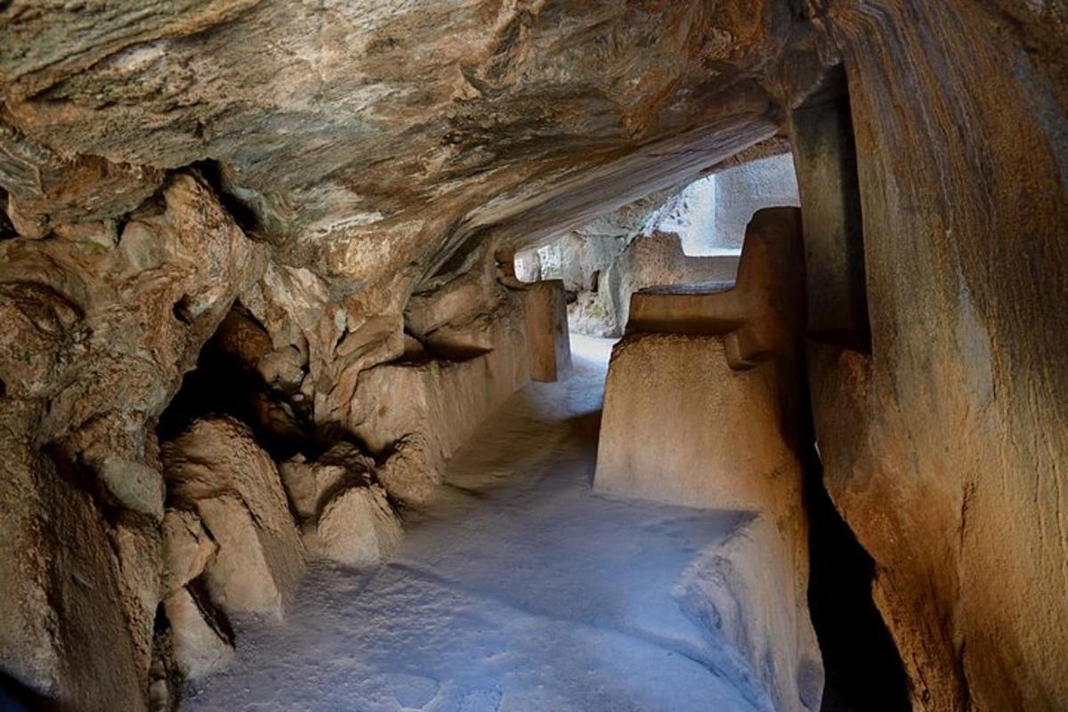tunel v jeskyni se skalní stěnou