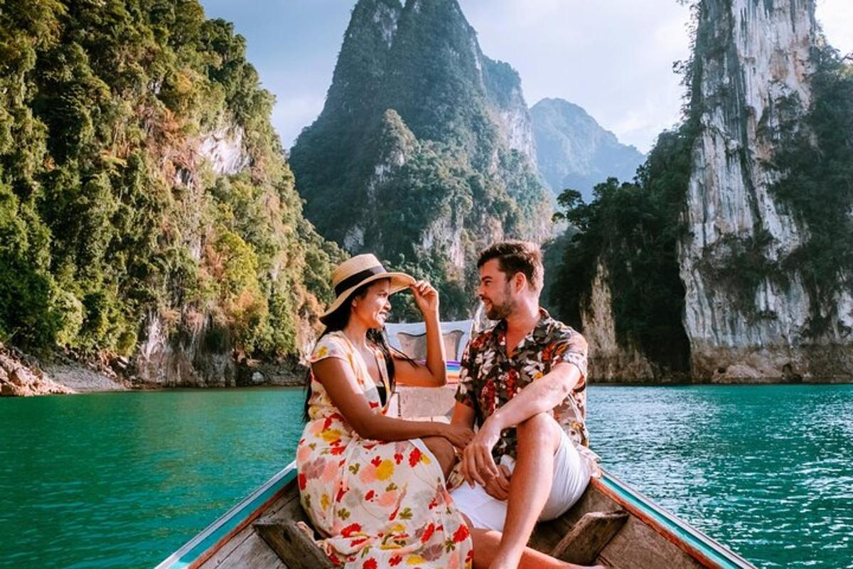 um homem e uma mulher sentados em um barco na água
