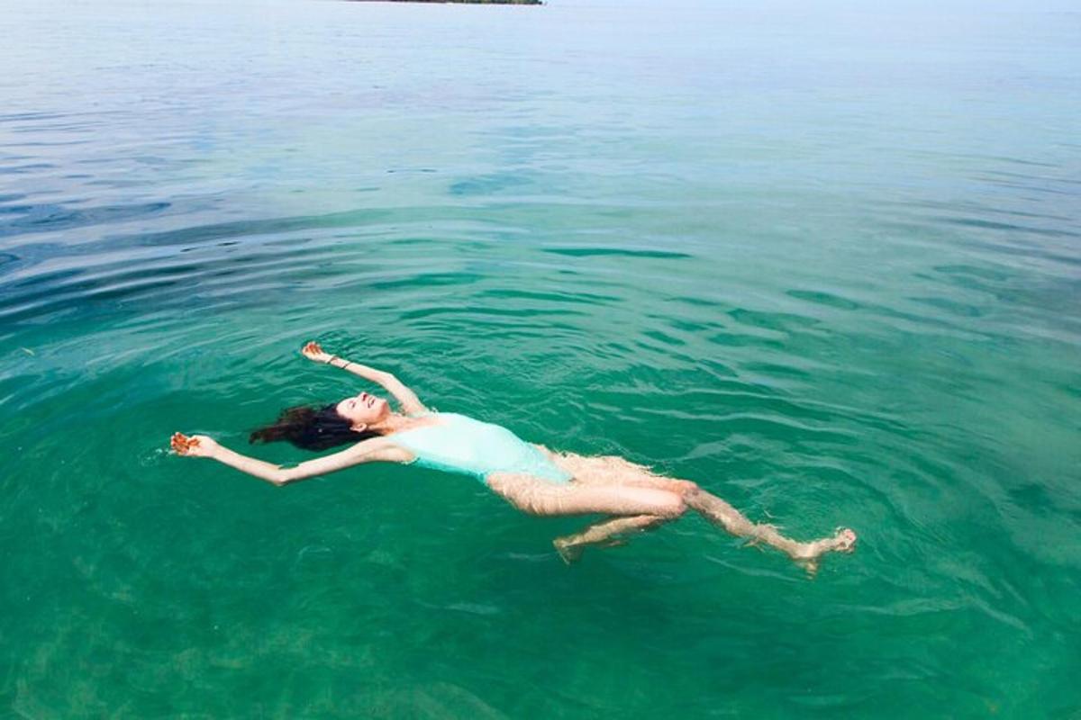 žena plovoucí ve vodě v oceánu