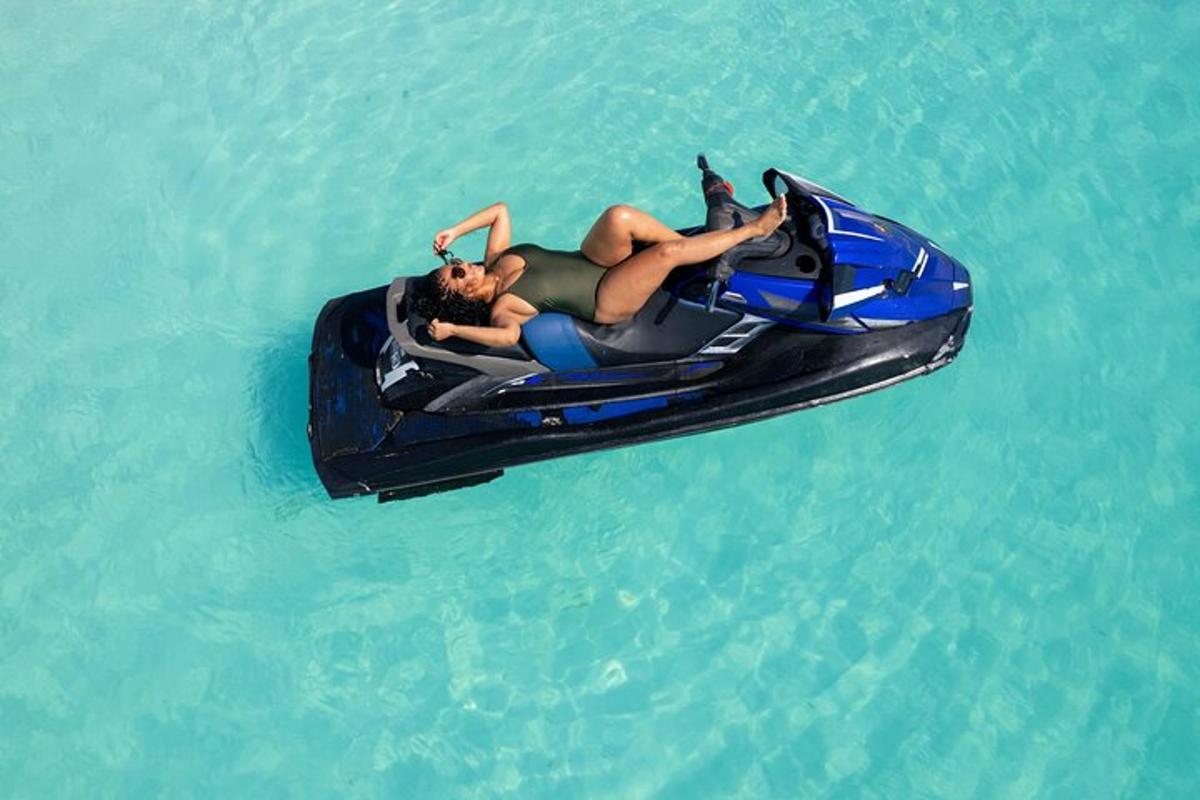 suda jet ski üzerinde yatan bir kadın