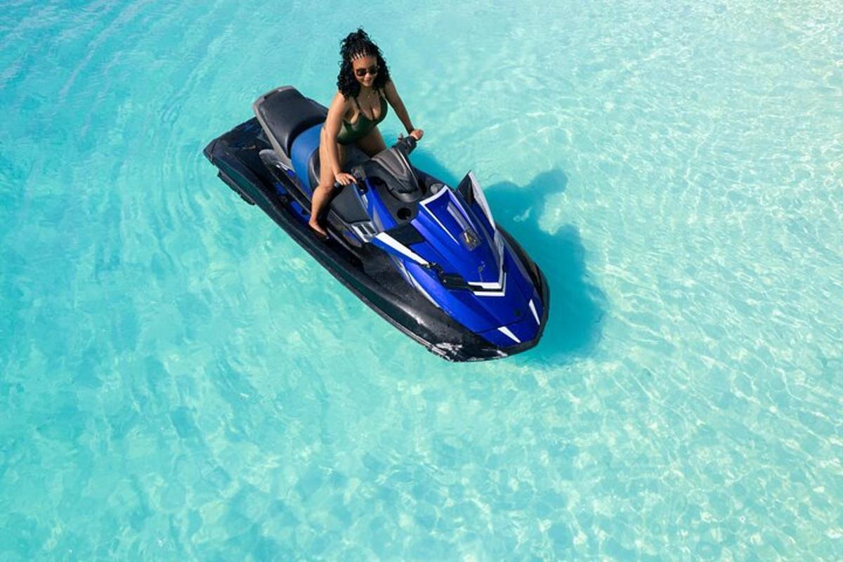 suda jet ski kullanan bir kadın
