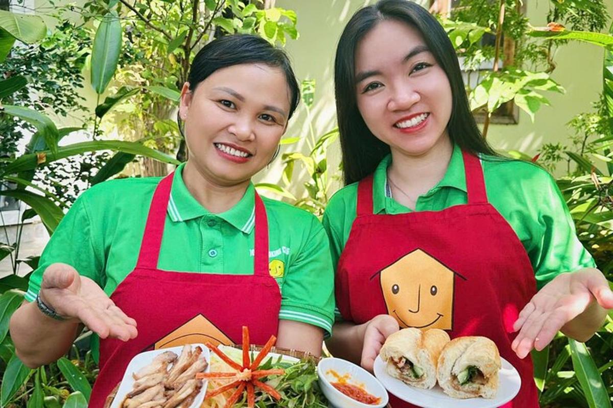 Dos mujeres con delantales sosteniendo platos de comida