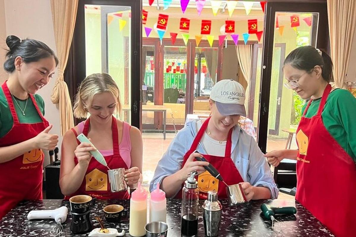 een groep vrouwen die rond een tafel staan en naar hun telefoons kijken