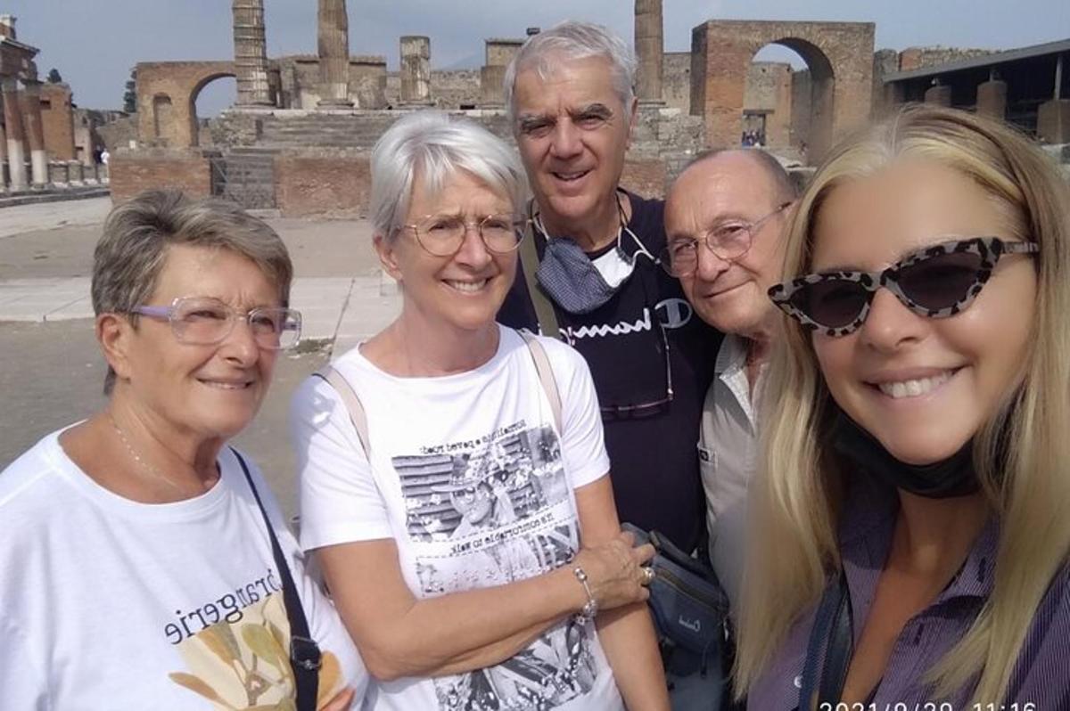 skupina lidí pózujících pro fotografii před budovou