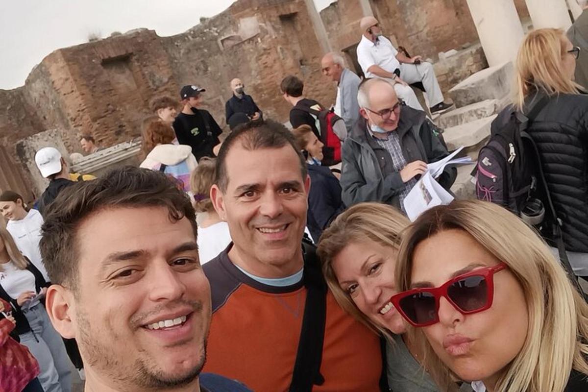 un grupo de personas posando para una foto