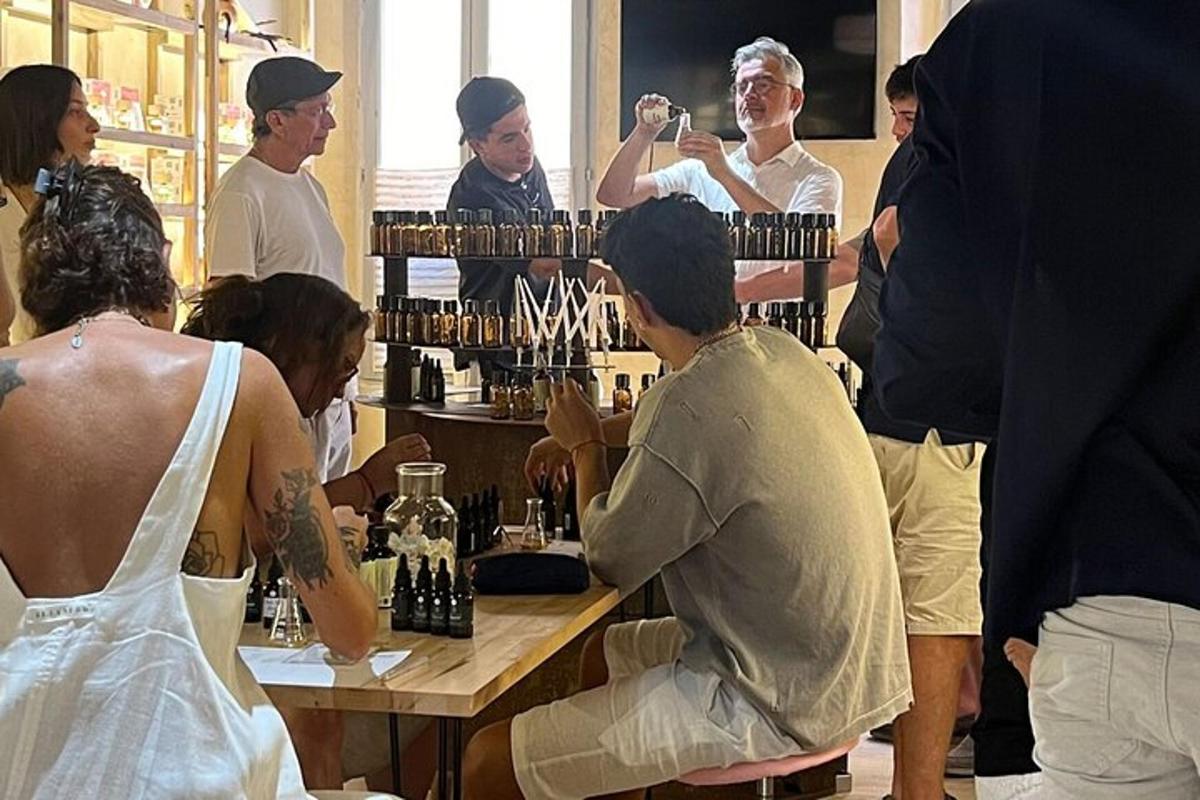 um grupo de pessoas em pé ao redor de uma mesa com garrafas de vinho