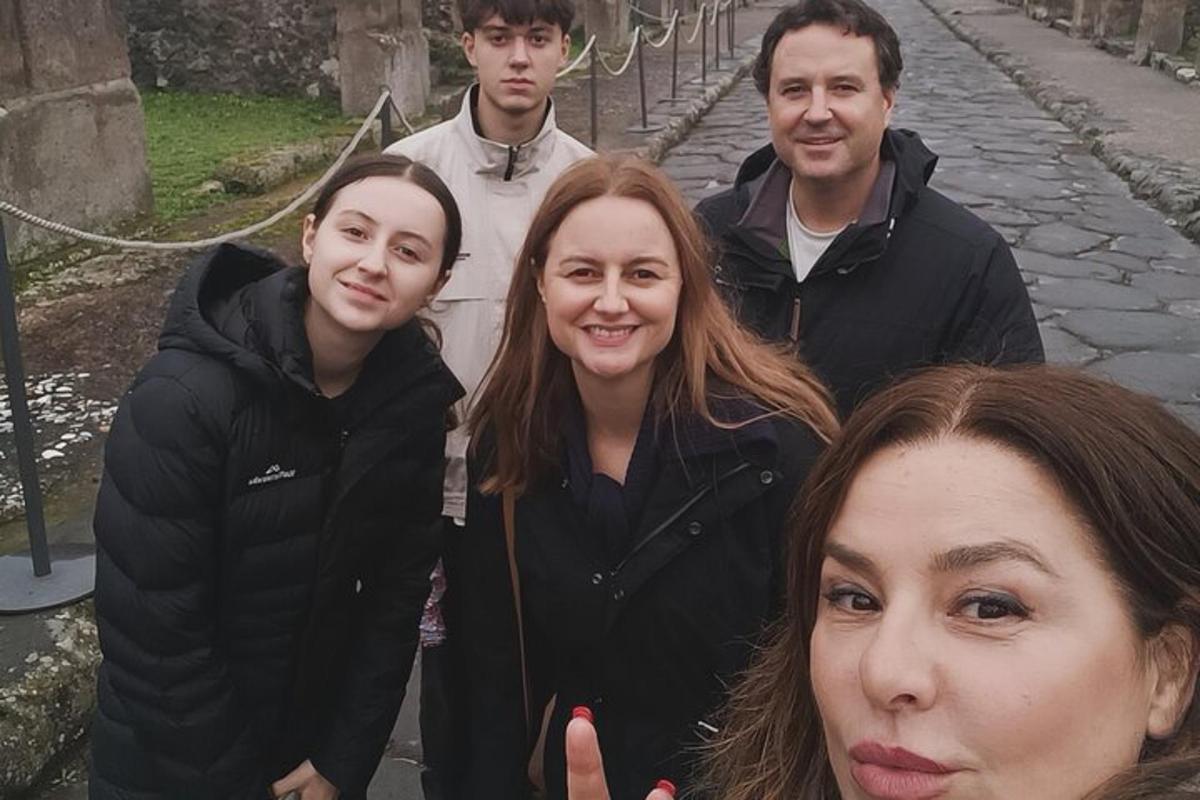 skupina ljudi, ki pozirajo za sliko