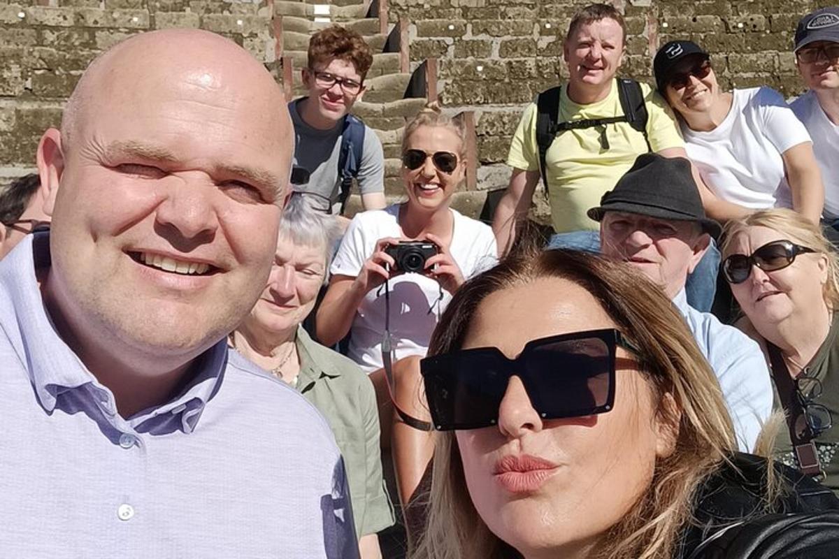 mężczyzna i kobieta przed grupą ludzi