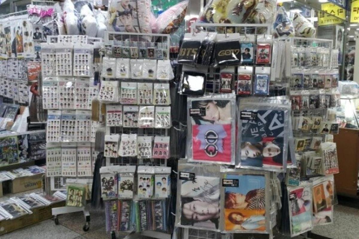 en butik med en masse blade og bøger