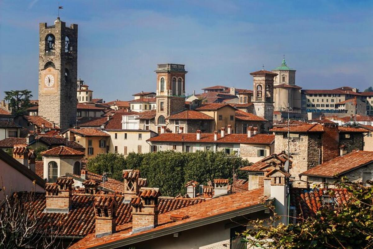 una vista d'una ciutat amb teulades i esglésies