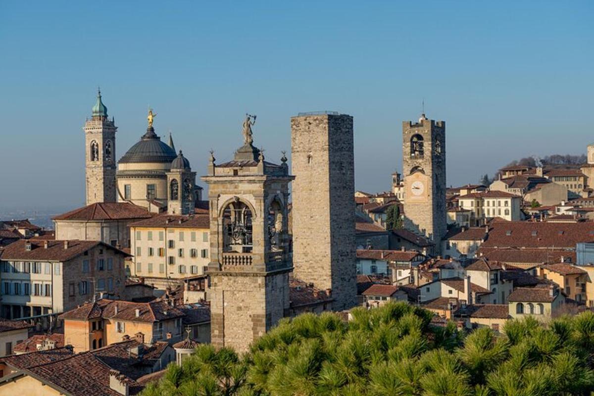 una vista d'una ciutat amb torres i edificis