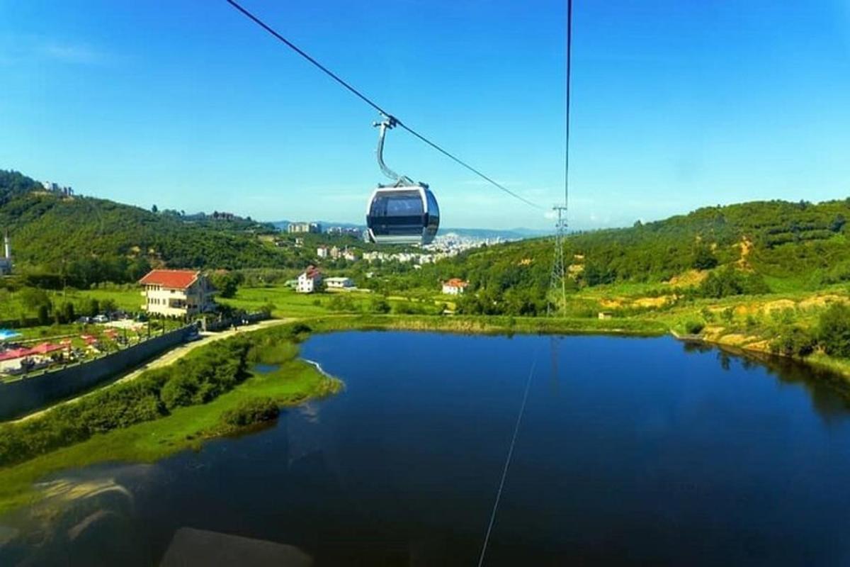 una gondola sta volando sopra un fiume