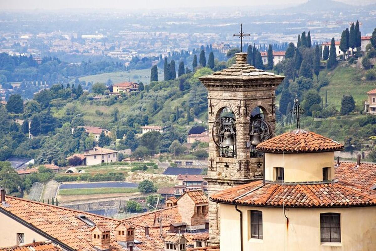 una torre del rellotge amb una creu a la part superior d'un edifici