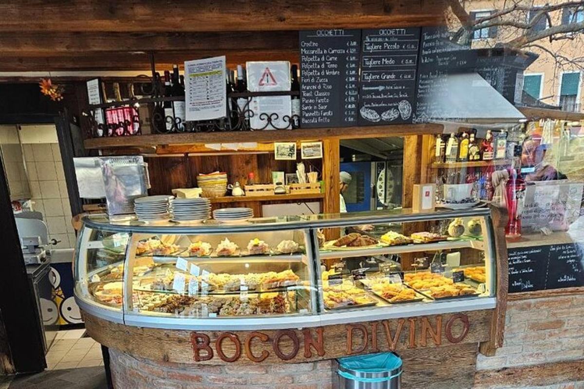 o brutărie cu o grămadă de produse de patiserie la vitrină