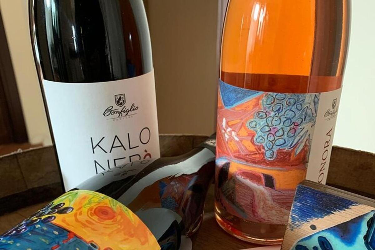 o sticlă de vin așezată lângă o sticlă de vin