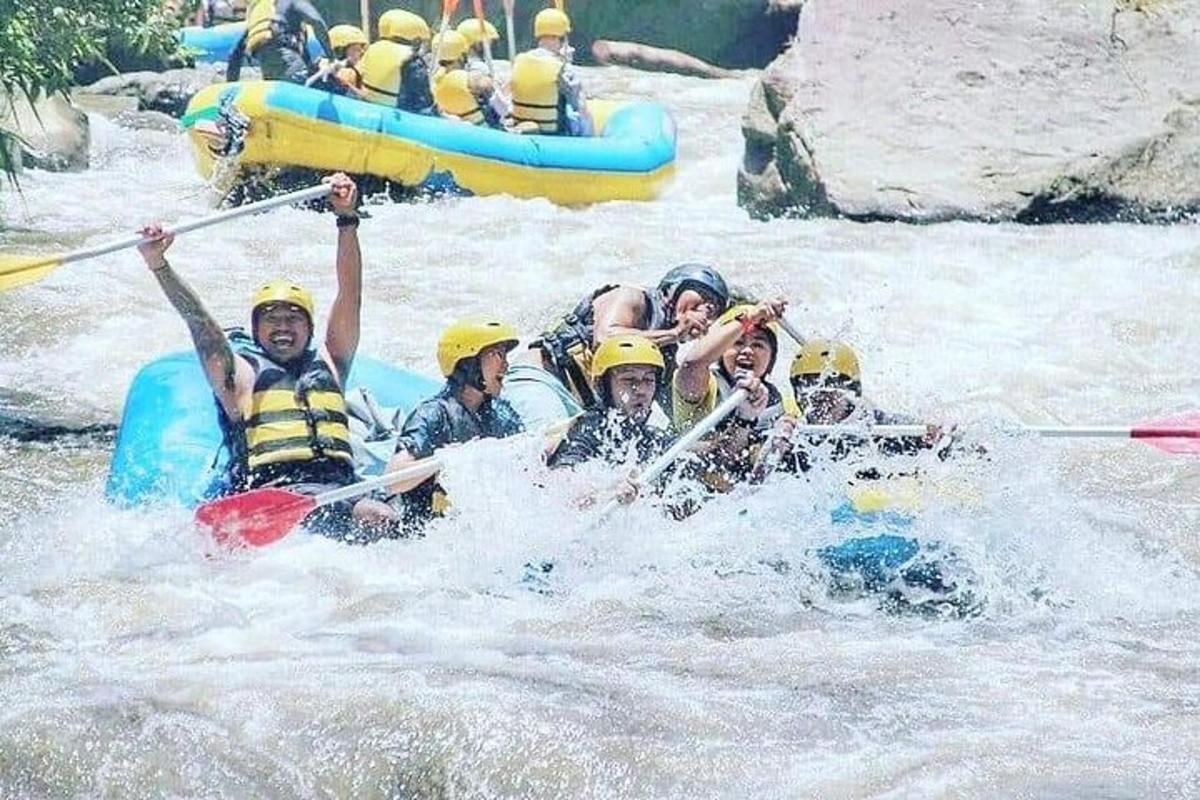 um grupo de pessoas está fazendo rafting em um rio