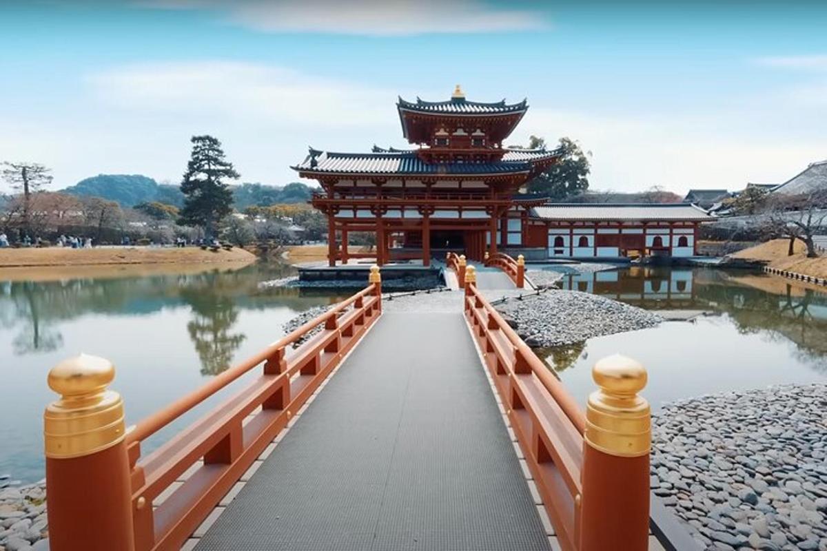 un pont sobre una massa d'aigua amb un edifici