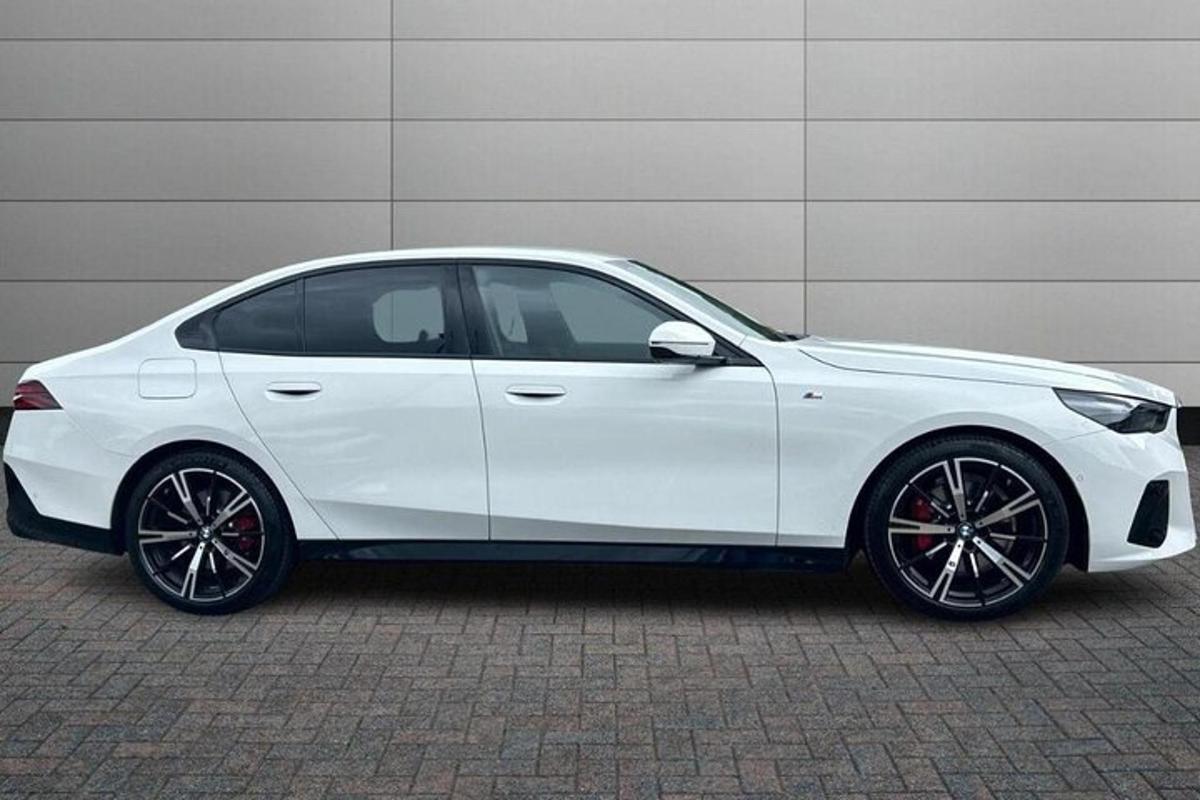 valge auto pargitud hoone ette